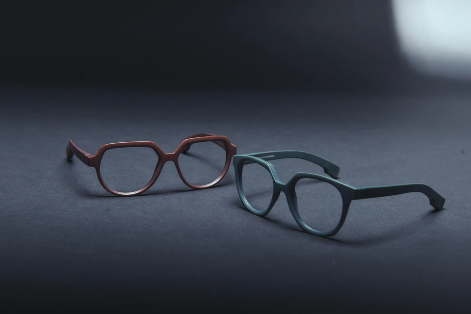 Zwei b8 eyewear Fassungen in warmem Braun und Dunkelgrün